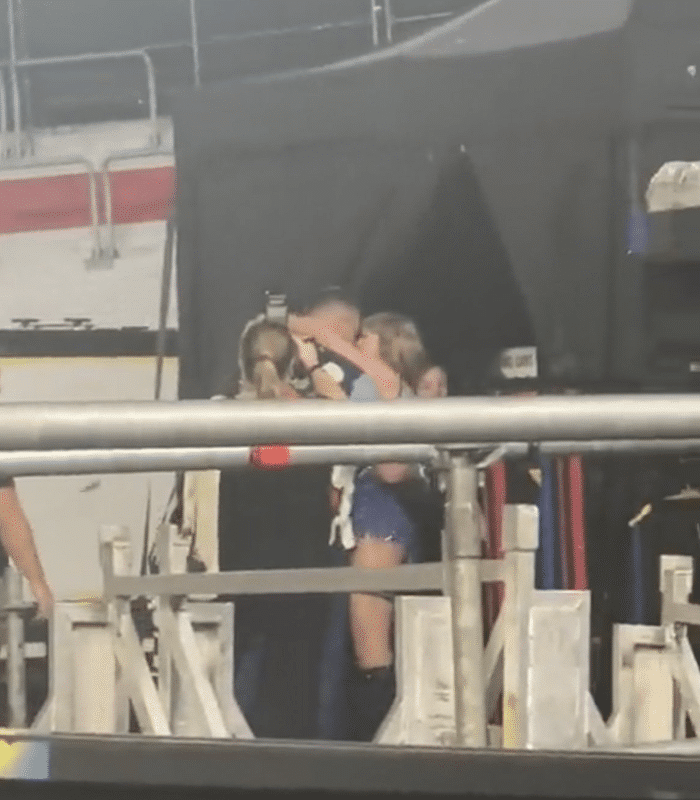 traviskelceandtaylorswiftkissing